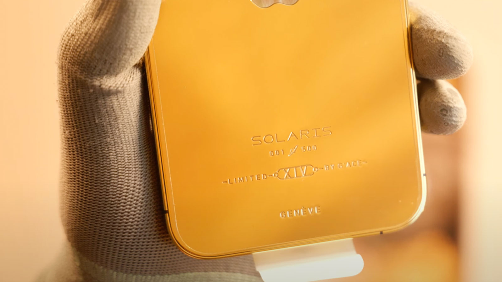 Vẻ đẹp của iPhone 14 Pro Max mạ vàng sẽ khiến bạn mê mẩn. Hãy cùng chiêm ngưỡng hình ảnh đầy sang trọng của sản phẩm này và cảm nhận sự lịch lãm đến từng chi tiết.