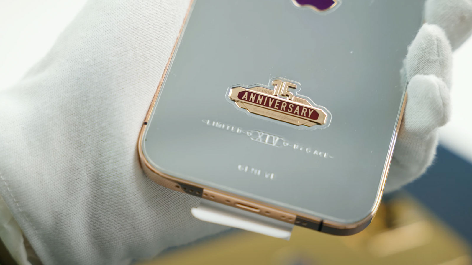 Điện thoại iPhone 14 Pro Max mạ vàng, đính kim cương: Không chỉ là chiếc điện thoại thông minh thông thường, chiếc iPhone 14 Pro Max mạ vàng và đính kim cương sẽ khiến bạn phải ngỡ ngàng với sự sang trọng và đẳng cấp của nó. Với mức giá cao hơn nhưng sẽ mang lại cho bạn sự khác biệt rõ rệt trong cuộc sống.