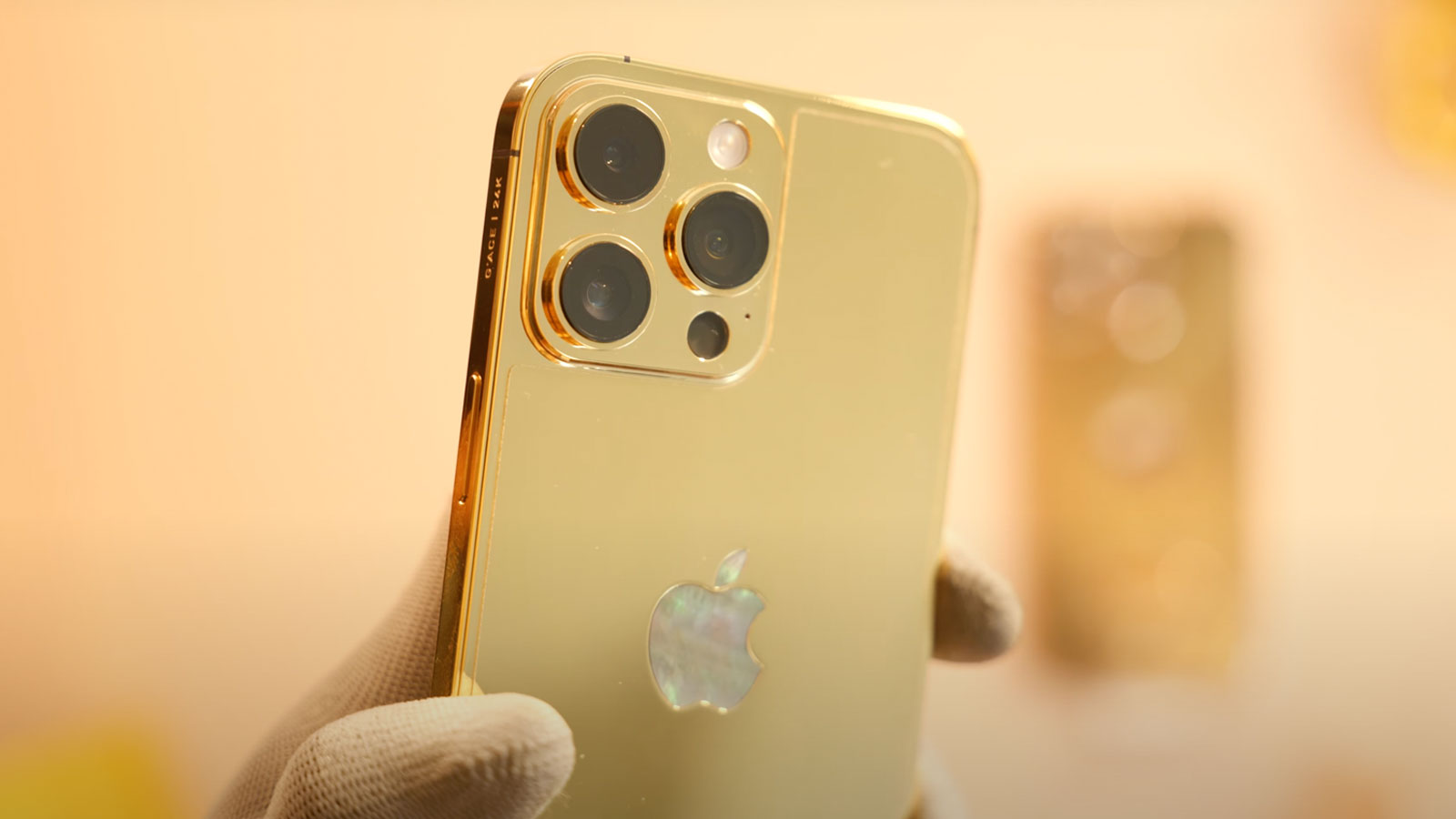 Trên tay iPhone 14 Pro Max mạ vàng, đính kim cương, giá hơn 200 triệu!