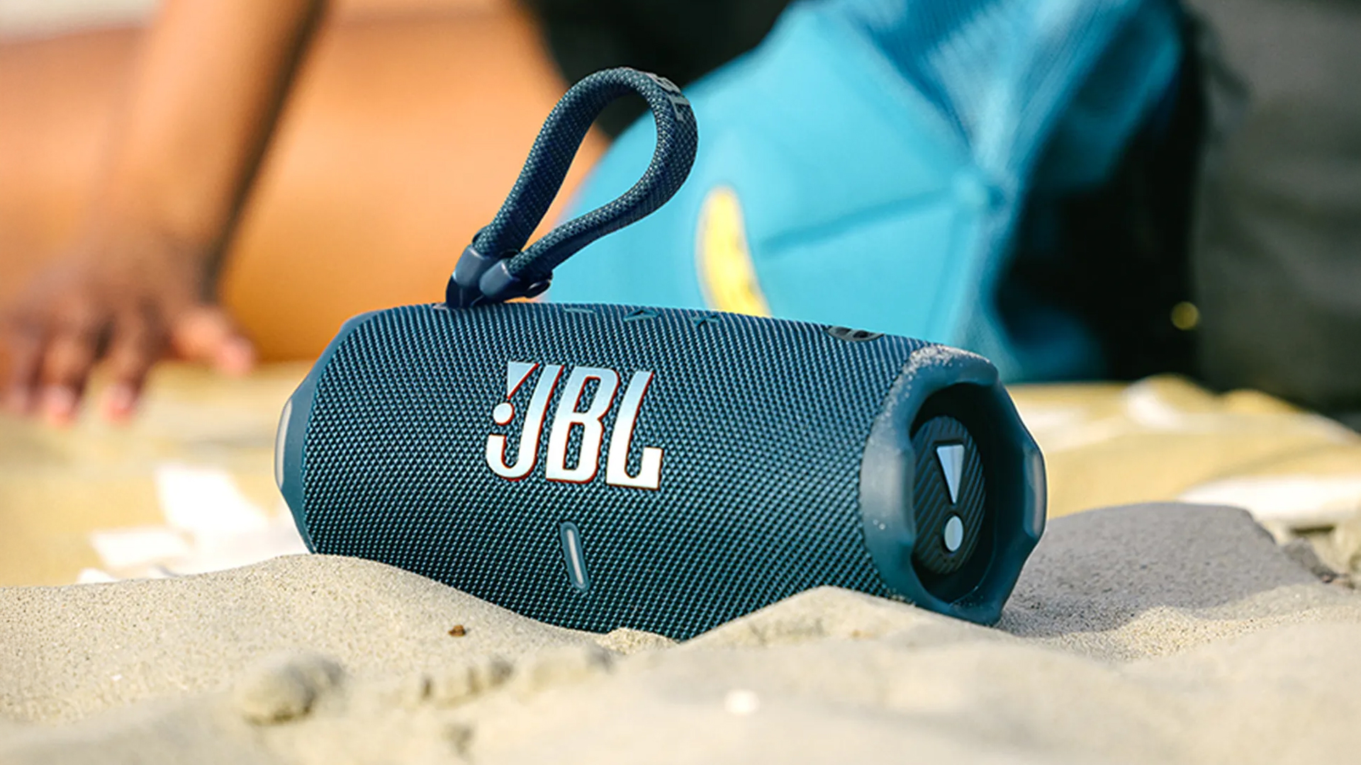 JBL Flip 7 và Charge 6 ra mắt: Pin trâu hơn, chất âm được cải tiến với AI, có móc treo như dòng cao cấp, giá từ 3,7 triệu đồng