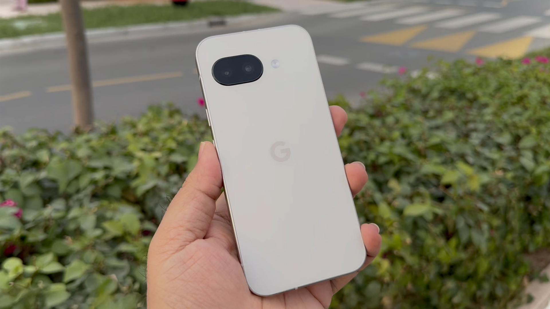 Pixel 9a lộ diện hoàn toàn trong video mở hộp và đánh giá trước ngày ra mắt