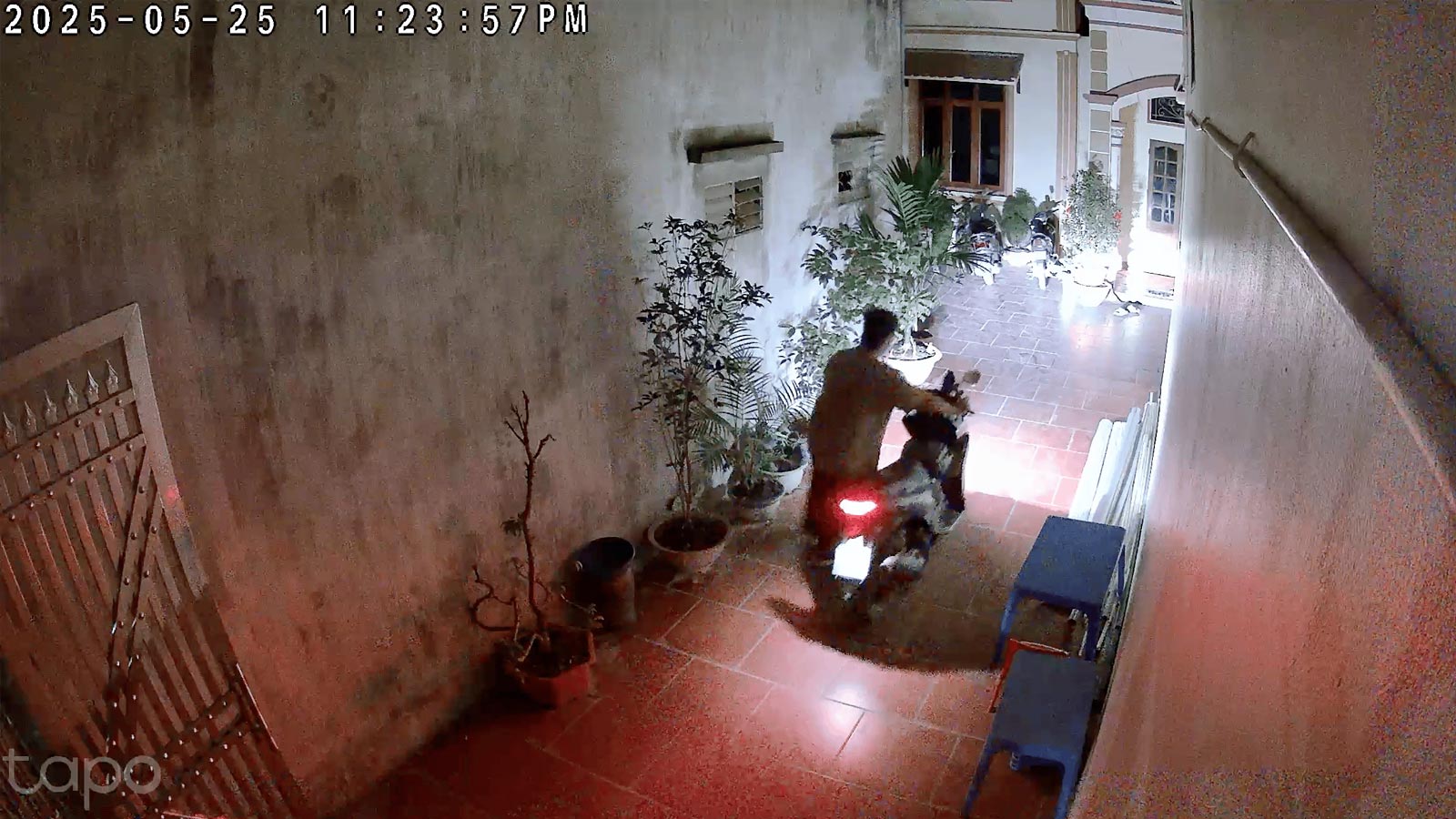 Buổi đêm, có đèn từ xe máy