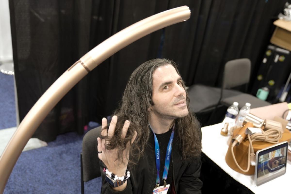 Những món đồ kỳ lạ nhất CES 2026: Có cả tai nghe biến thành loa, mặt nạ đèn LED, máy sấy tóc kiêm đèn….插图