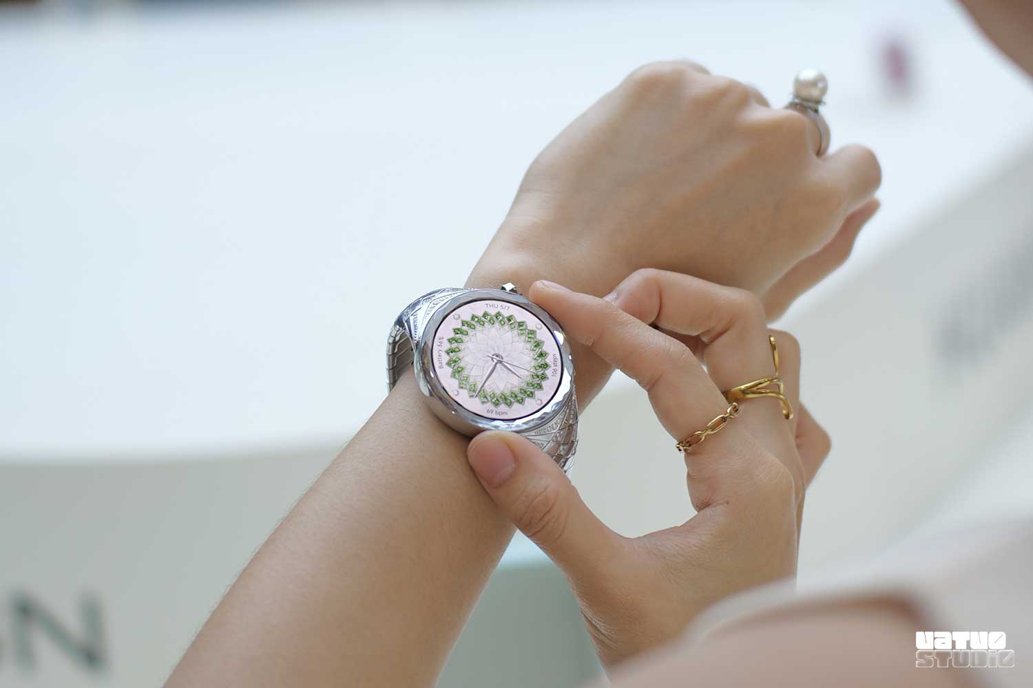 Trên tay HUAWEI Watch Ultimate Design Spring Edition được đính tới 99 viên kim cương tự nhiên插图1