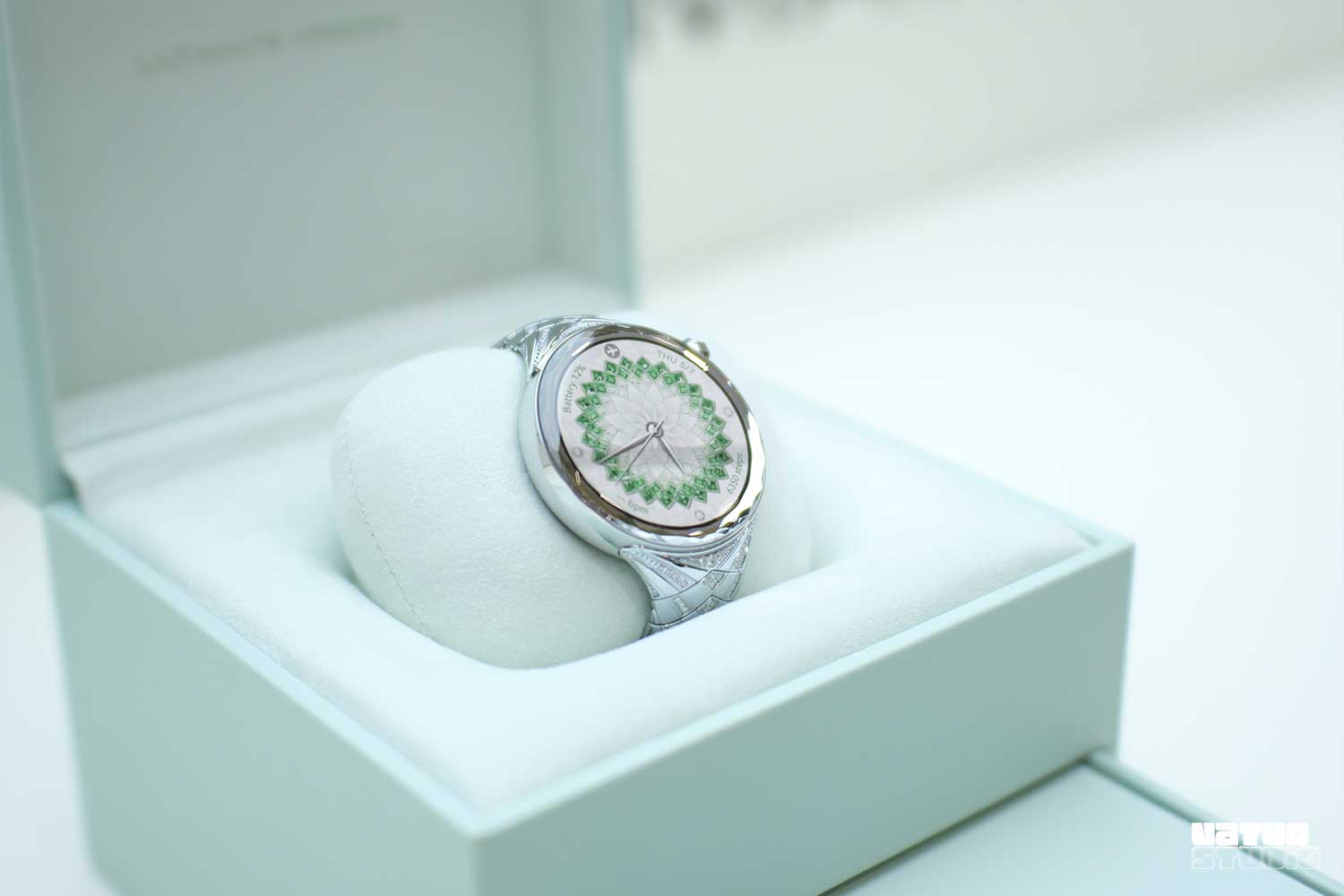 Trên tay HUAWEI Watch Ultimate Design Spring Edition được đính tới 99 viên kim cương tự nhiên插图2