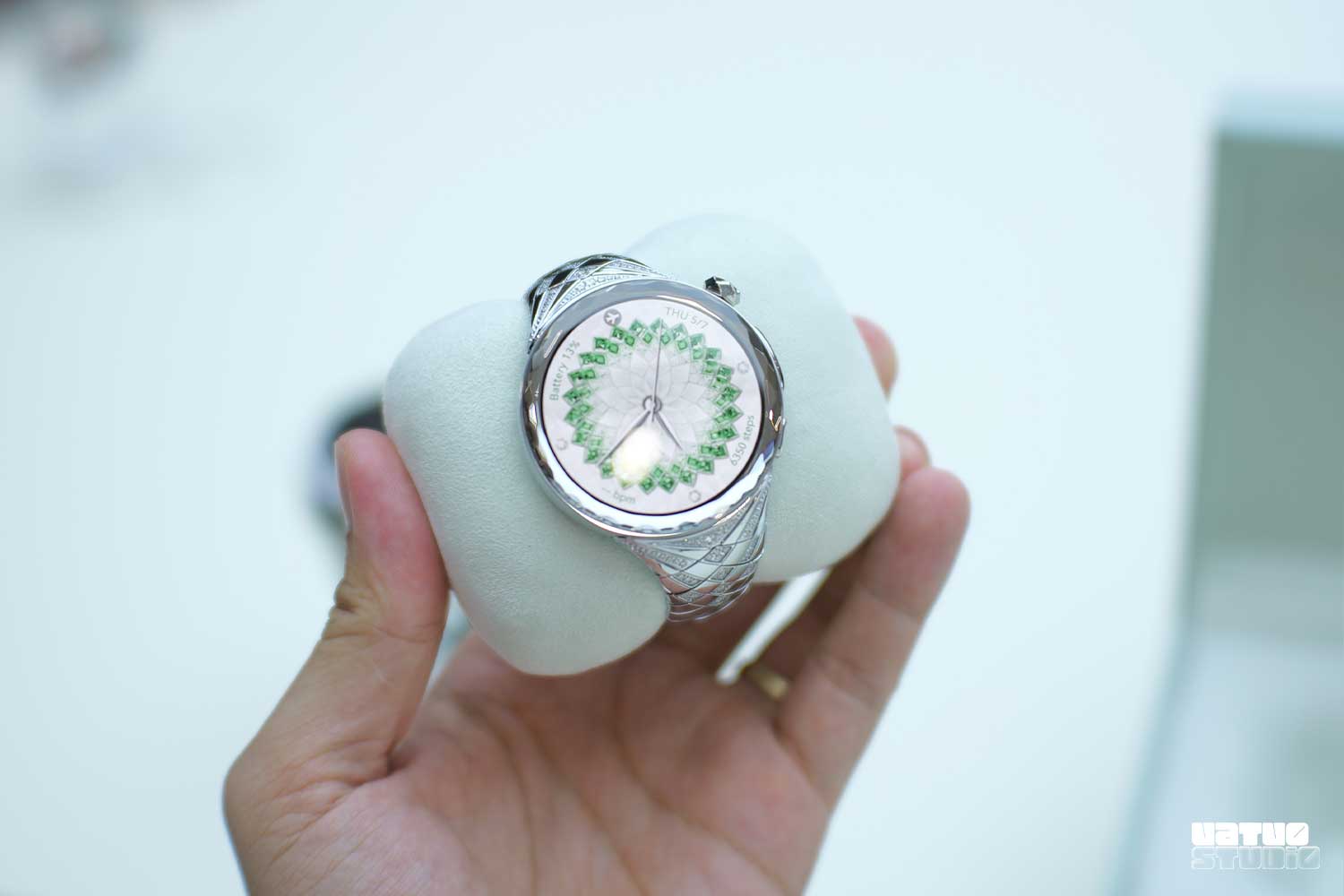 Trên tay HUAWEI Watch Ultimate Design Spring Edition được đính tới 99 viên kim cương tự nhiên插图